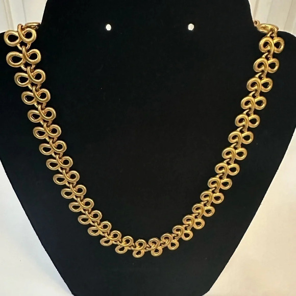 Jewelry - Goldtone choker necklace